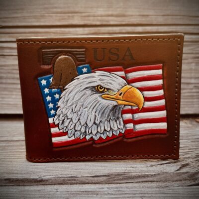 “Handcrafted patriotic American Eagle bifold wallet in premium full-grain leather. Features a detailed bald eagle, USA flag, and Liberty Bell design with ‘USA’ stamp. Perfect gift for veterans, patriots & leather lovers. 🇺🇸🦅”